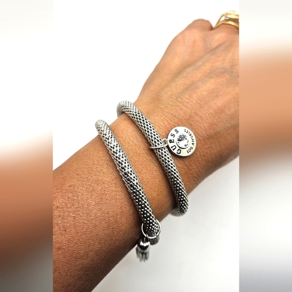 ๐ข3/$19๐ข GUESS Set of 2 Matching Mesh Stretch Silver Bracelets - Picture 3 of 7